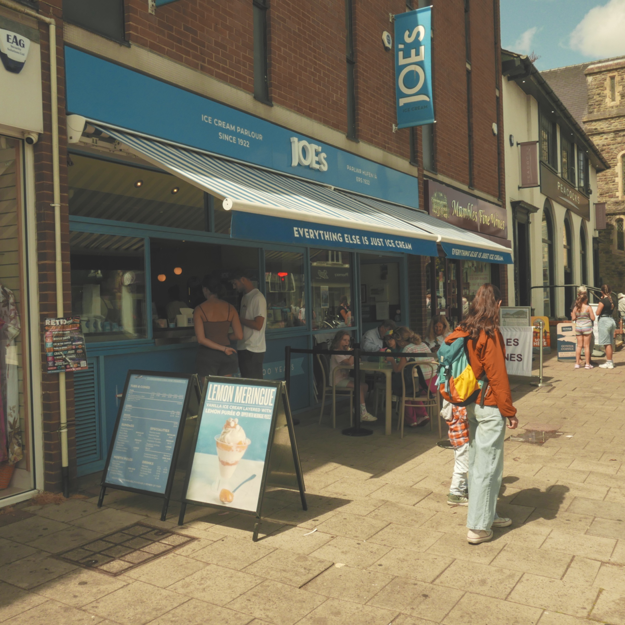 The facade of an ice-cream parlour called Joe's with blue signage.